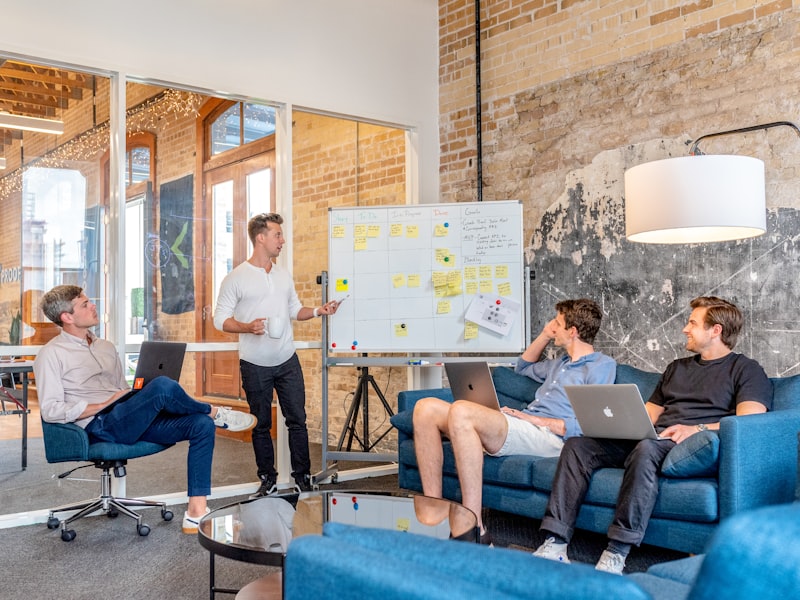 Notre équipe locale de production planifiant un storyboard vidéo dans un bureau lumineux