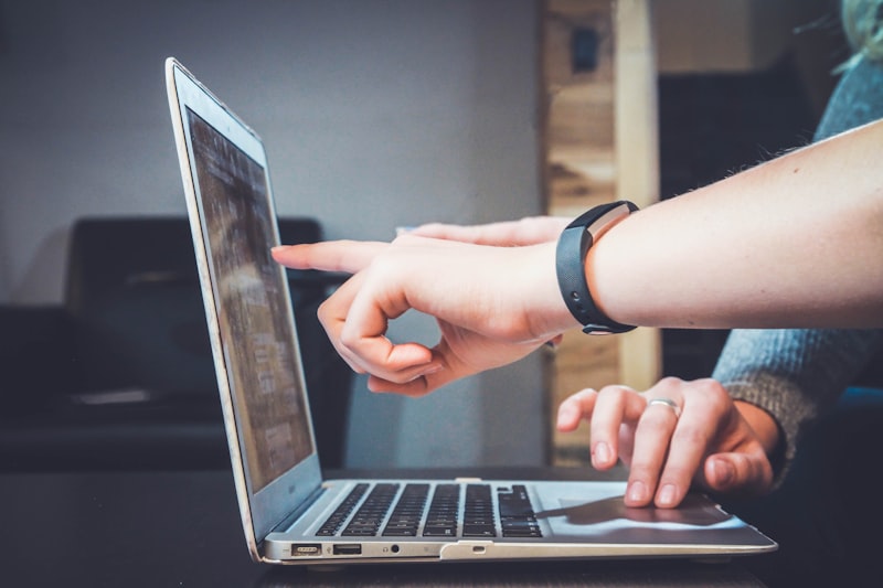 Une formatrice souriante enregistrant une classe virtuelle professionnelle