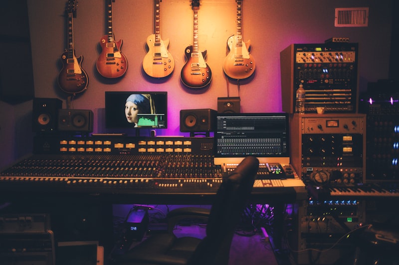 Un espace de production vidéo de prestige avec caméra professionnelle et éclairage chaleureux