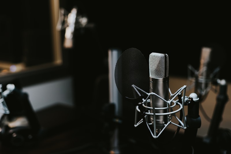 Un microphone de podcast de haute technologie devant une console de mixage